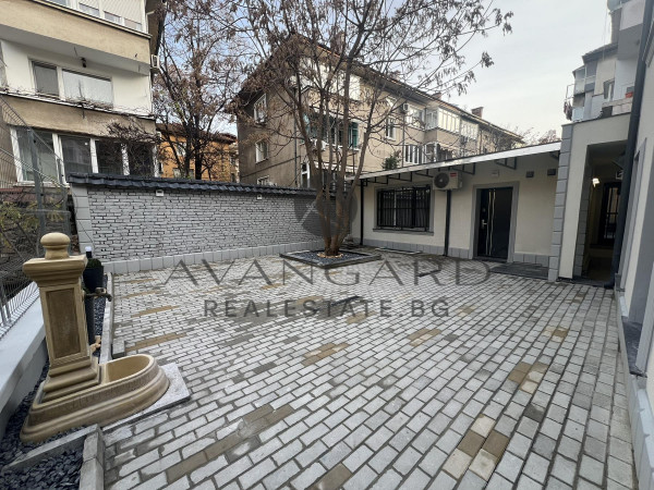 ДВУЕТАЖНА КЪЩА НА СУПЕРЦЕНТЪР ДО КАПАНА