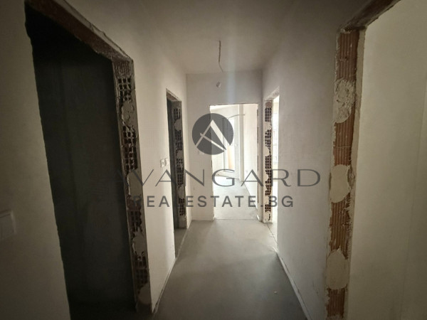 ТРИСТАЕН АПАРТАМЕНТ С ГАРАЖ В ЛУКСОР 5! ОСТРОМИЛА!