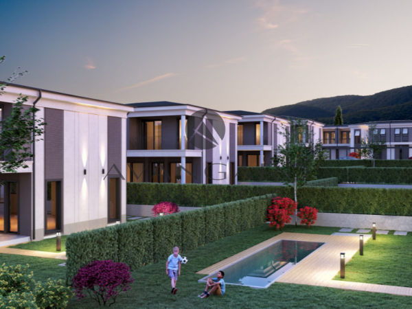 ДВУЕТАЖНА КЪЩА С ДВОР / МАРКОВО