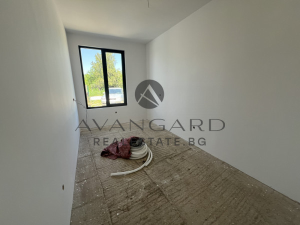 САМОСТОЯТЕЛНА КЪЩА С ДВОР! с. Скутаре