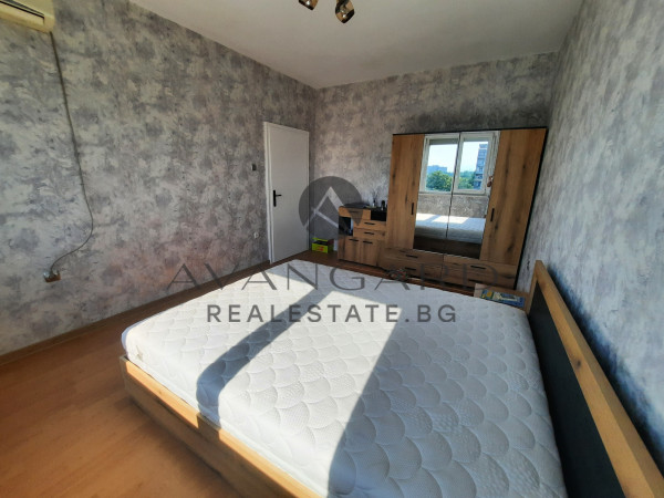 One-bedroom apartment with real square footage / p-t chicken