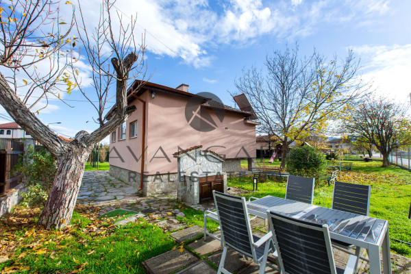 НАПЪЛНО ОБЗАВЕДЕНА къща с ДВЕ спални  в Оризари