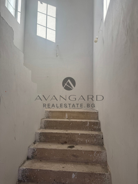 House with GARAGE and THREE parking spaces / Belashtitsa