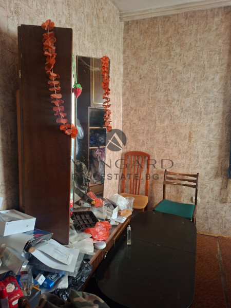 Двустаен с три отделни стаи  до Събота пазара