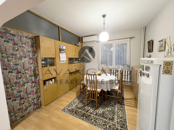 Тристаен апартамент до ПОЛИКЛИНИКАТА