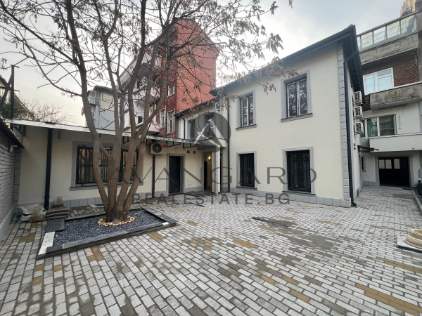 ДВУЕТАЖНА КЪЩА НА СУПЕРЦЕНТЪР ДО КАПАНА