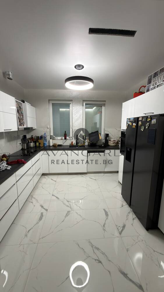 Къща с 2 покрити паркоместа/ Гребна база