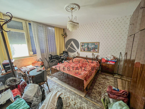 ТРИ ОТДЕЛНИ СТАИ / СМИРНЕНСКИ