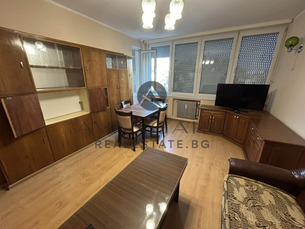 TOP LOCATION! Three-room apartment next to the COURT