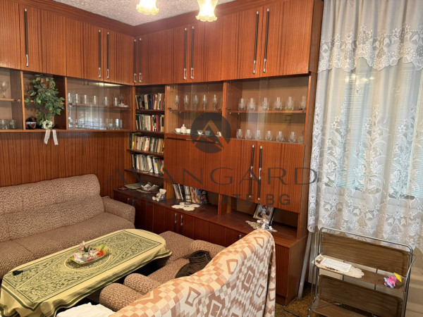 Етаж от къща с гараж у-ще Елин Пелин