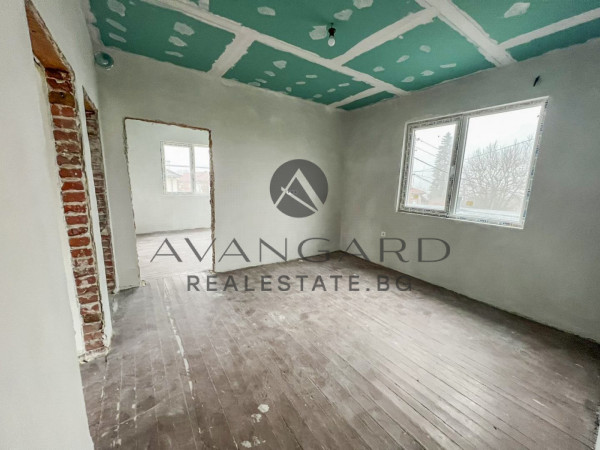 Двуетажна къща с. Брестовица