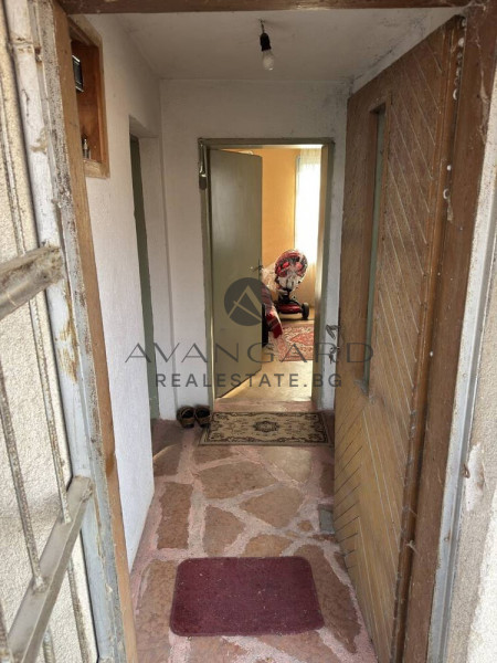 МАСИВНА КЪЩА С ДВОР! СКУТАРЕ!