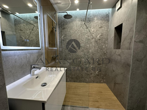 Designer Spacious one -bedroom / new building / judges
