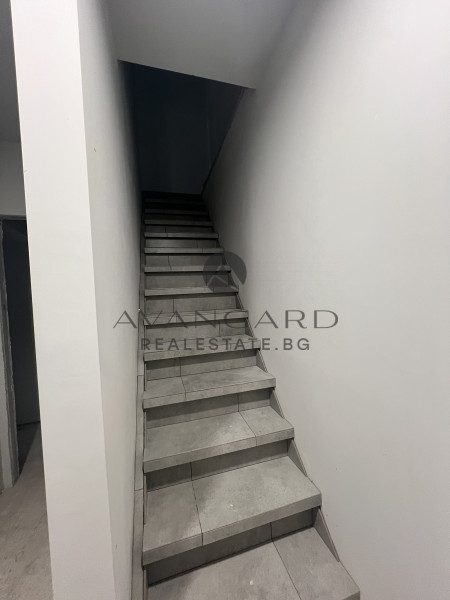 ДВУЕТАЖНА КЪЩА НА СУПЕРЦЕНТЪР ДО КАПАНА