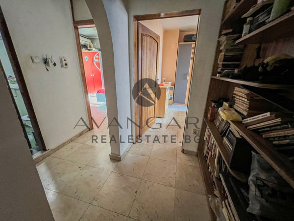 FOUR-ROOM APARTMENT IN KAMENITSA 1