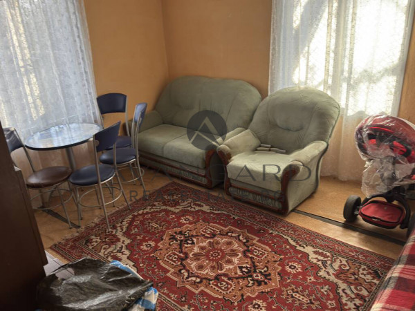 МАСИВНА КЪЩА С ДВОР! СКУТАРЕ!