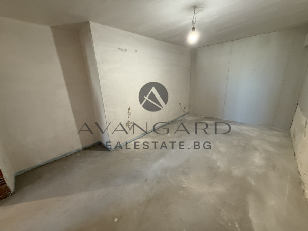 Двустаен с двор на Бунарджика