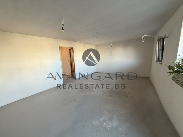 Двустаен с двор на Бунарджика