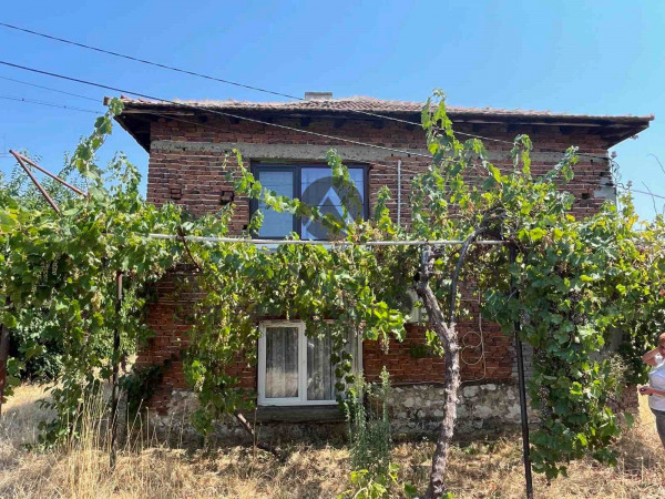 Къща с двор в Караджово