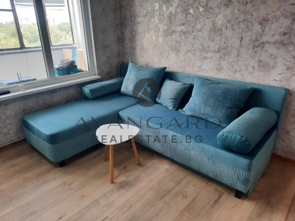 One-bedroom apartment with real square footage / p-t chicken