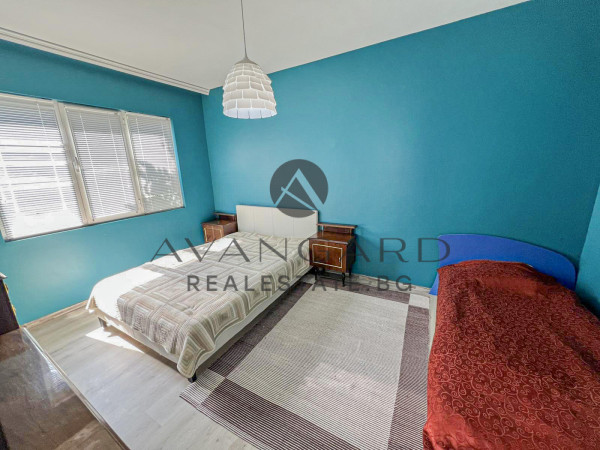 THREE-ROOM REAL SQUARE AREA / Proslav