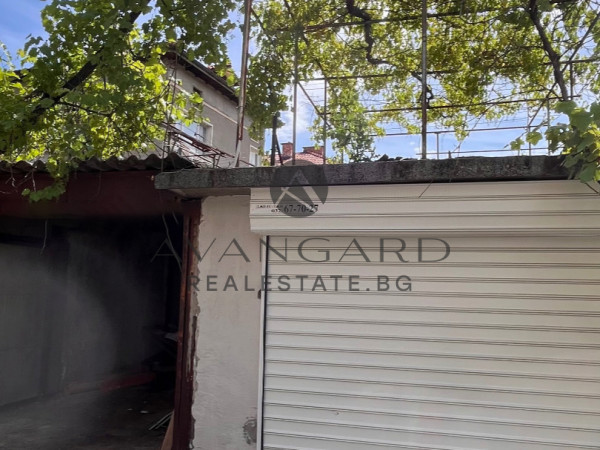 Four separate rooms / Smyrna