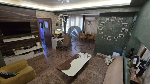 ТРИСТАЕН ОБЗАВЕДЕН АПАРТАМЕНТ ДО СТАРИЯ ГРАД!