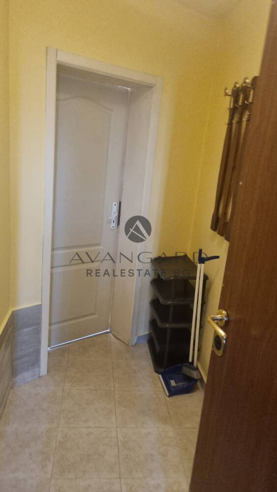 Spacious one -bedroom / south exposure / real square footage