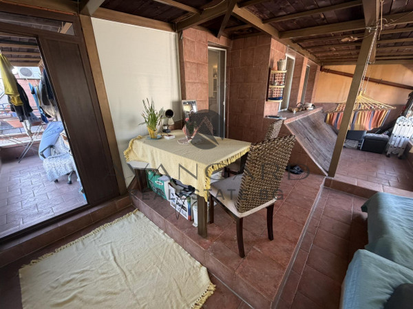 Тристаен с ПАРКОМЯСТО МАРАША