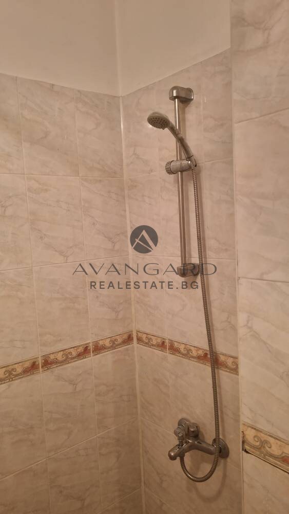 Spacious one -bedroom / south exposure / real square footage