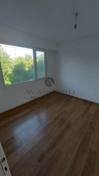 ДВУСТАЕН С ТРИ ОТДЕЛНИ СТАИ! СМИРНЕНСКИ