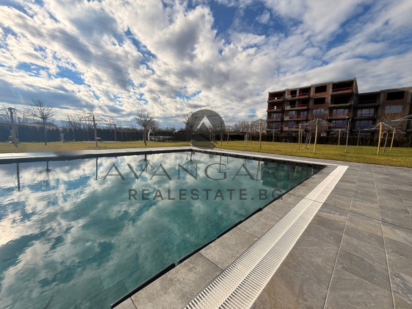 Тристаен с ДВЕ ПАРКОМЕСТА