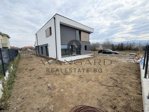 ДВУЕТАЖНА КЪЩА С ДВОЕН ГАРАЖ  ПРЕД АКТ 16