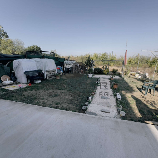 ТРИЕТАЖНА КЪЩА в с. Брестник