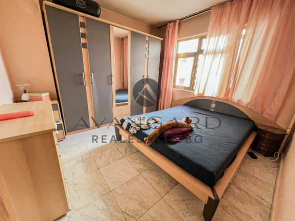 FOUR-ROOM APARTMENT IN KAMENITSA 1