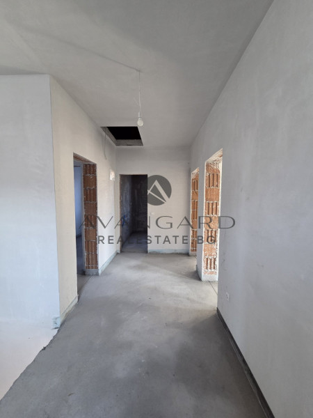 House with GARAGE and THREE parking spaces / Belashtitsa