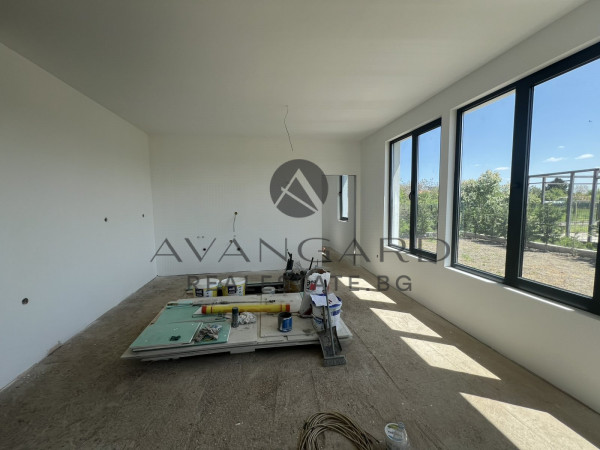 САМОСТОЯТЕЛНА КЪЩА С ДВОР! с. Скутаре