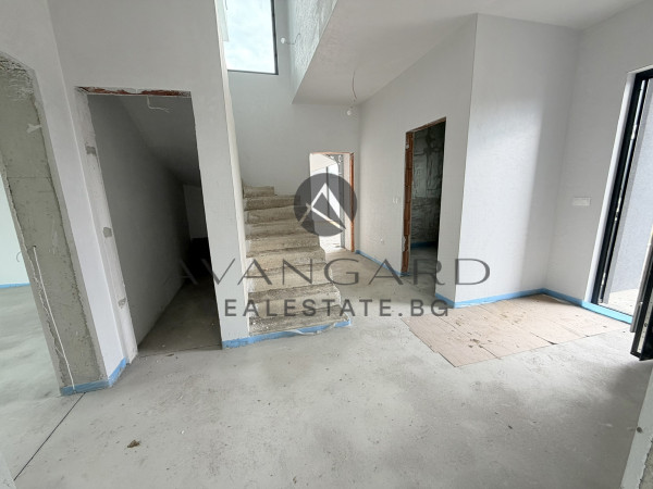 ДВУЕТАЖНА КЪЩА С ДВОЕН ГАРАЖ  ПРЕД АКТ 16