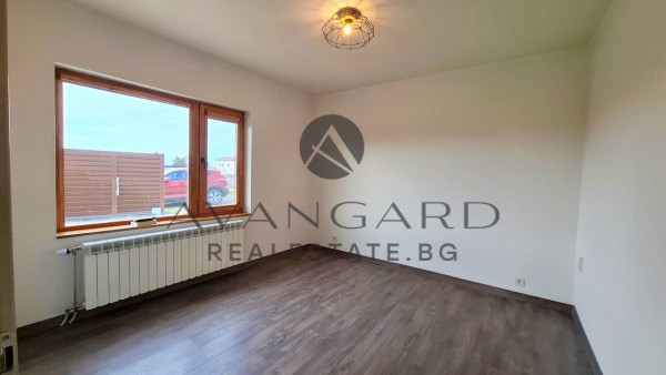 САМОСТОЯТЕЛНА КЪЩА в с. СКУТАРЕ!