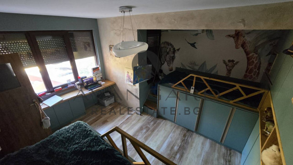 ТРИСТАЕН ОБЗАВЕДЕН АПАРТАМЕНТ ДО СТАРИЯ ГРАД!