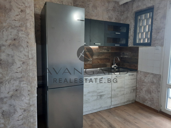 One-bedroom apartment with real square footage / p-t chicken