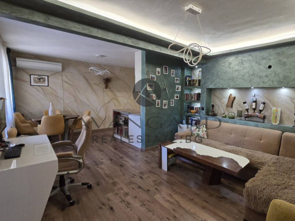 ТРИСТАЕН ОБЗАВЕДЕН АПАРТАМЕНТ ДО СТАРИЯ ГРАД!