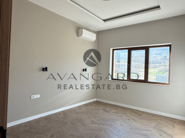 САМОСТОЯТЕЛНА КЪЩА С ДВОР! с. Брестник