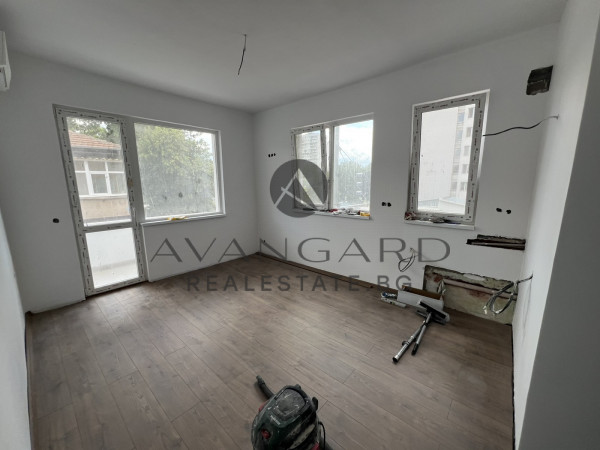 Four separate rooms / Smyrna