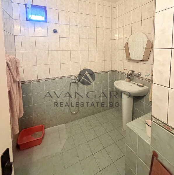 THREE-ROOM APARTMENT WITH REAL SQUARE AREA!