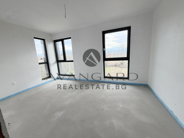 ДВУЕТАЖНА КЪЩА С ДВОЕН ГАРАЖ  ПРЕД АКТ 16