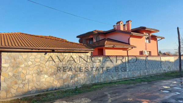 Two -storey house with double garage and 1000 sq.m. Yard/ Costo