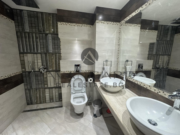 A three -bedroom furnished! Youth hill!