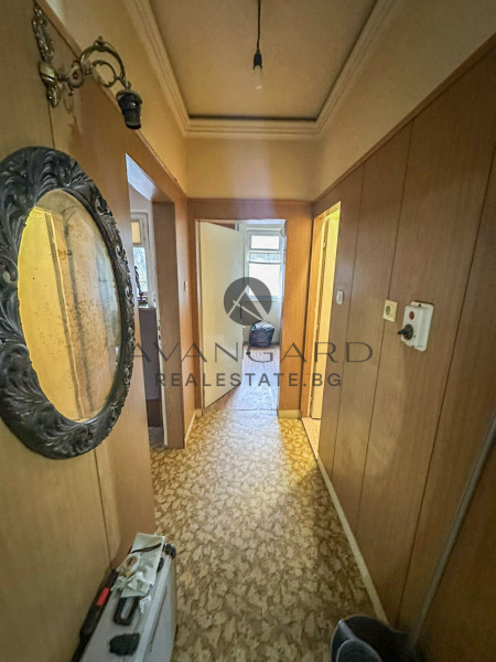 Тристаен с четири отделни стаи и РЕАЛНА квадратура / Белите Брези