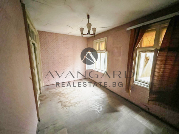 ЕТАЖ ОТ КЪЩА / ВОЕННА БОЛНИЦА